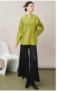 Manteau plissé fin et respirant de style coréen pour femme, col montant texturé élégant, manches à revers, vente en gros de vêtements en vrac - Product Image 4