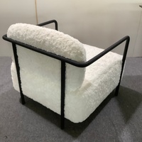 Sillón Moderno Personalizado ODM con Tapizado Suave de Sherpa, Estructura Metálica Envolvente y Respaldo Acolchado, Silla Decorativa para Hoteles y Pedidos de Mobiliario y Accesorios (FF&E) a Medida