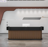 Comptoir de réception moderne incurvé en MDF avec panneau à lattes, comptoir d'accueil de luxe pour hôtel, salon, bijouterie, bureau, centre commercial, fabriqué en Chine