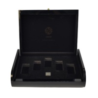 Boîte cadeau en bois laqué piano haute brillance avec insert en mousse pré-découpé, logo personnalisé et fermeture métallique pour le rangement et l'emballage de coffrets de parfums du Moyen-Orient