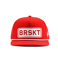 Casquette Snapback personnalisée en gros à 5 panneaux avec logo en patch de caoutchouc et cordon, Casquette Hip Hop à visière plate, Casquette perforée à découpe laser