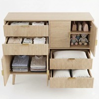 Commode contemporaine multifonction en bois cannelé avec 4 tiroirs et 4 portes, poignées métalliques, 5 pieds en bois, écologique, pour salon