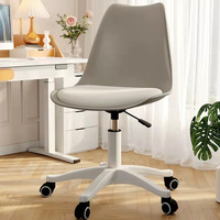 Vente en gros de chaise de salle à manger en plastique PP et coussin au design moderne pour l'extérieur chaise de bureau à domicile pivotante à hauteur réglable