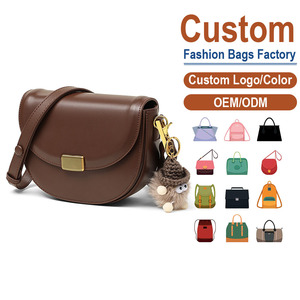 Bolso Bandolera de Cuero Genuino de Primera Calidad – Acabado Liso Marrón con Adorno de Bola de Haya y Diseño Minimalista, Bolso de Cuero Personalizado - Product Image 1