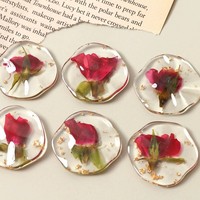 Composant en résine asymétrique avec feuille d'or translucide et rose rouge stabilisée pour la création artisanale de pendentifs, boucles d'oreilles et pinces à cheveux