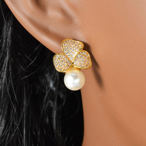 ชุดเครื่องประดับสำหรับผู้หญิง สร้อยคอพร้อมจี้ ต่างหูแบบเกลียวประดับมุกและเพชรซิร์คอน ชุบทอง 18k คุณภาพพรีเมียม ขายส่งแฟชั่น - Product Image 5