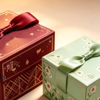 Boîte cadeau rigide de luxe personnalisée avec ruban en satin, boîte d'emballage cadeau en papier avec logo et motif personnalisés pour les cadeaux de vacances