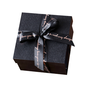 Boîte cadeau noire texturée de qualité supérieure pour la fête des mères, avec structure rigide rainurée et ruban en satin personnalisé pour offrir à maman lors des fêtes - Product Image 3