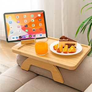 Bandeja de bambú rectangular plegable para sofá, mesa para reposabrazos para sala de estar, bandeja para aperitivos con portavasos - Product Image 1