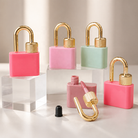 Flacon de brillant à lèvres liquide brillant personnalisé, style cadenas, avec chaîne dorée/argentée, capacité 8 ml, simplicité moderne, facile à transporter, petit pinceau