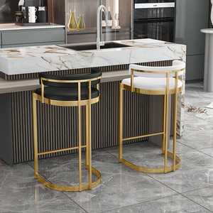 <span class=keywords><strong>Tabourets</strong></span> <span class=keywords><strong>de</strong></span> bar modernes en velours <span class=keywords><strong>de</strong></span> luxe avec accents dorés, hauteur <span class=keywords><strong>de</strong></span> comptoir, <span class=keywords><strong>lot</strong></span> <span class=keywords><strong>de</strong></span> <span class=keywords><strong>4</strong></span> pour la maison et l'hôtellerie - Product Image 3