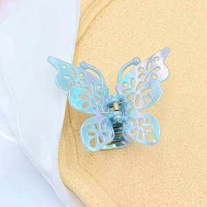 Pince à cheveux grande taille pour femme, motif requin et papillon, nouveau design coloré ajouré, en plastique, options de vente en gros - Product Image 4