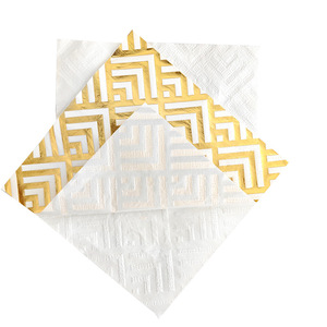 Serviettes carrées à motifs damiers estampées or, serviettes carrées imprimées luxueuses et de luxe léger, parfaites pour les fêtes. - Product Image 5
