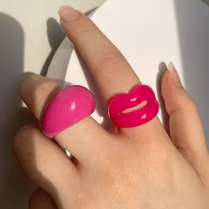 新到创意可爱树脂戒指性感唇七彩戒指套装韩国亚克力少女戒指