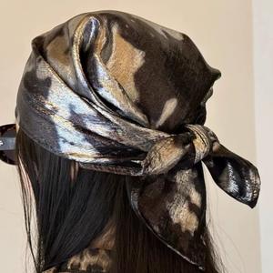 Foulard carré en soie argenté liquide à imprimé camouflage, multifonctionnel, style urbain, accessoire de mode printemps-automne - Product Image 1