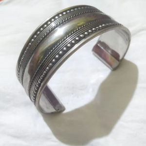 Bracelets en acier inoxydable gravés sur mesure avec un motif floral, alliant un savoir-faire intemporel et un style contemporain pour les fêtes - Product Image 1