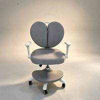 Chaise d'étude ergonomique réglable en hauteur pour enfants, avec dossier, accoudoirs rabattables et roulettes, idéale pour l'école et la maison