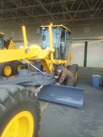 Niveleuse routière hydraulique robuste GR2403 de 17 tonnes et 240 chevaux, équipée d'un scarificateur, d'une brosse à neige et d'un coupe-bordures de pente