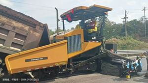 China Brand 9 Meter Paver Danfoss <b>Running</b> Gear SSP90C-10H Paving Capacity 970t/h Paving Width 9.2 Meters - Product Image 2