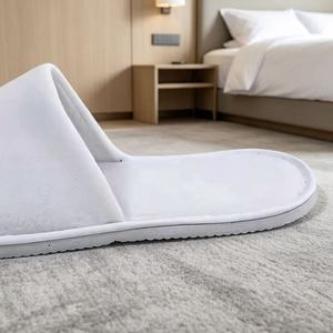 Chaussons personnalisés pour invités de mariage |   Chaussons de mariage jetables écologiques personnalisés avec nom et date - Product Image 6