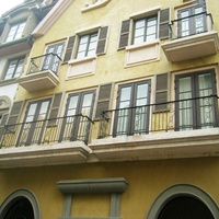 Grilles de balcon en fer forgé, design élégant, balustrades et rampes