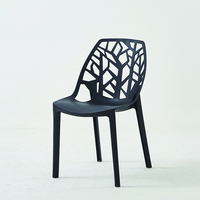 Chaises de restaurant bon marché en plastique coloré pour la restauration, tables et chaises d'extérieur pour cafés, chaises de café.
