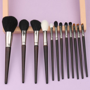 Juego de 12 brochas de maquillaje de pelo de cabra con mango de madera y virola de aluminio gruesa para rostro, ojos, polvos, base y sombra de ojos, personalizables - Product Image 2