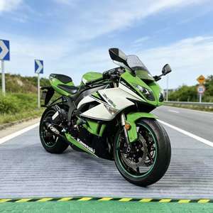 Kawasaki ZX-6R Supersport 636cc Moteur 4 cylindres en ligne à haut régime Prêt pour la piste Motos à essence - Product Image 1
