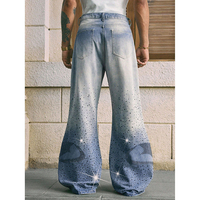 Pantalon en jean délavé et vieilli à coupe ample et jambe large, taille mi-haute, avec étiquette personnalisée, strass et détails usés, vente en gros