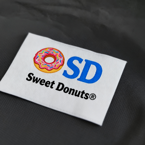 Etichette Tessute Damascate ad Alta Densità con Logo Personalizzato per <span class=keywords><strong>Abbigliamento</strong></span>, Etichette in Poliestere da Cucire con Piegatura Finale e Marchi Personalizzati - Product Image 1