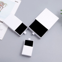 Boîte à bijoux en carton kraft personnalisée en gros avec impression de logo, emballage miniature de luxe, petites boîtes cadeaux en papier pour colliers et bagues