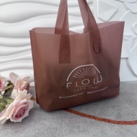 Sac à provisions personnalisé sac en plastique recyclable avec poignée souple et boucle avec logo personnalisé pour l'emballage de vêtement