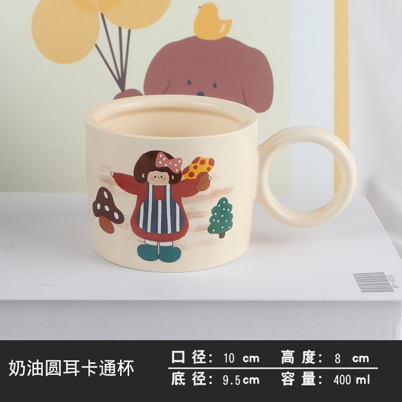 Fille avec des champignons