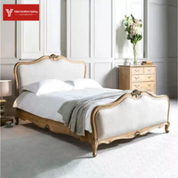 Lit double de luxe de style américain en bois massif, finition bois ciré blanc, avec tête de lit rembourrée en osier et motifs sculptés à la française