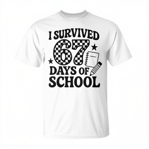 T-shirt con design a quadretti per studenti con stampa "Sono sopravvissuto a 67 giorni di scuola" - Product Image 2