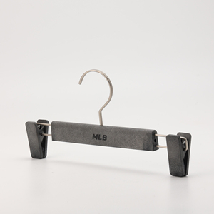 קולב בגדים ומכנסיים רחב כתפיים, עמיד, קל משקל, נגד החלקה, ללא ריח, עשוי פלסטיק ABS דמוי עץ, עם אפשרות להדפסת לוגו. - Product Image 3