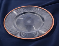 Assiettes de Présentation Rondes Transparentes Gravées en Plastique Doré de 13 Pouces, Écologiques, Classiques, pour Mariages - Vente en Gros