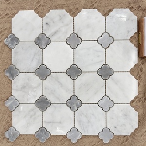 Mosaico de mármol natural contemporáneo con diseño gráfico, mezcla de colores blanco y gris, para pared de cocina, estilo villa, personalizado, con patrón de tiras y parquet rústico. - Product Image 1