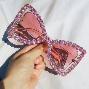 Lunettes de soleil papillon surdimensionnées œil de chat vintage de luxe roses avec strass et diamants pour femme – Collection 2022 - Product Image 1