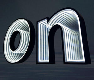 ป้ายโลโก้ <span class=keywords><strong>LED</strong></span> กระจกอินฟินิตี้ 3 มิติ แบบกำหนดเอง พร้อมดีไซน์อะคริลิกนีออนหลายชั้นแบบปรับแต่งได้ สำหรับตกแต่งสำนักงานธุรกิจและร้านเสริมสวย - Product Image 5