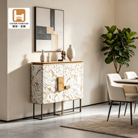 Mueble Consola de Mármol con 2 Puertas, Aparador con Tiradores de Bronce, Base Metálica, Estilo Moderno y Lujoso para Sala de Estar o Pasillo