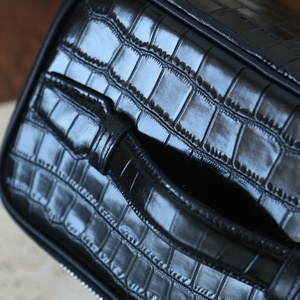 Trousse de toilette en cuir brillant à motif de crocodile pour hommes Trousse de toilette en PU imperméable à l'eau avec logo en relief Sacs à cosmétiques pour hommes de voyage - Product Image 4