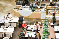Conception de comptoir de bar de café de centre commercial moderne Kiosque personnalisé Table de stand de restaurant Coin salon Mobilier de café sur mesure