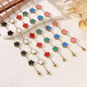 Modisches und vielseitiges 18 Karat Gold Edelstahl Lucky Five Leaf Flower Armband kann in mehreren Farben angepasst werden - Product Image 1