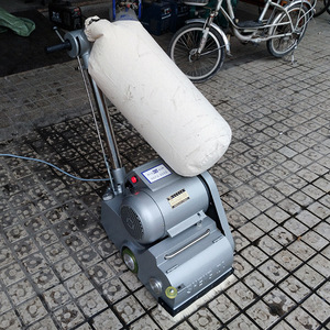 <span class=keywords><strong>Ponceuse</strong></span> à bande industrielle pour sols en bois, moteur 2,2-4 kW, 220 V/380 V, pour polissage et ponçage <span class=keywords><strong>multi</strong></span>-surfaces des terrains de basketball, avec aspiration des poussières - Product Image 6