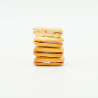 Vente en gros de biscuits sandwich lyophilisés de 150g à la fraise de délicieux biscuits aromatisés aux fruits avec goût sucré Emballage en boîte