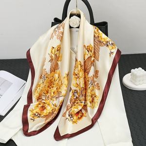 Écharpe carrée en satin de 90 cm à motif floral bleu et jaune vibrant pour femme, idéale comme turban, couvre-chef et pour décorer les sacs de plage. - Product Image 2