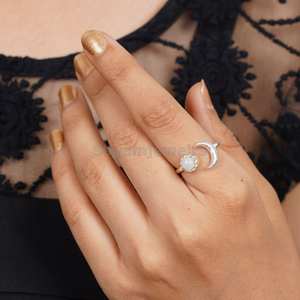 Bague de mariage de luxe en argent sterling 925 avec pierre de lune naturelle ronde sertie clos, délicate, unisexe, en pierre de lune arc-en-ciel - Product Image 6