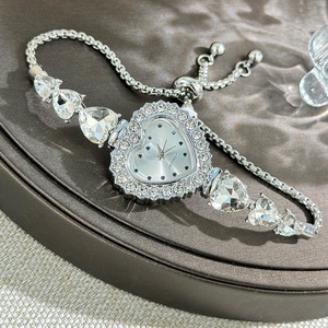 Reloj de Pulsera Elegante para Mujer con Diamantes, Caja en Forma de Corazón, Correa de Aleación, Movimiento de Cuarzo, Cierre Oculto, Correa Delgada y Cristal - Product Image 3