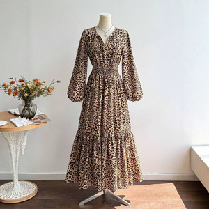Abito a maniche lunghe in poliestere a stampa leopardata, nuovo stile, vestibilità ampia, linea ad A; Abito lungo scollo a V per vacanze; Stile francese - Product Image 1